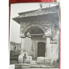 Fotografie, fetita langa o biserica foarte veche