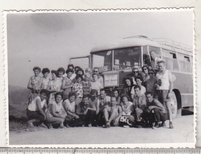 bnk foto Excursionisti langa autocar TV 2 - 1963 foto