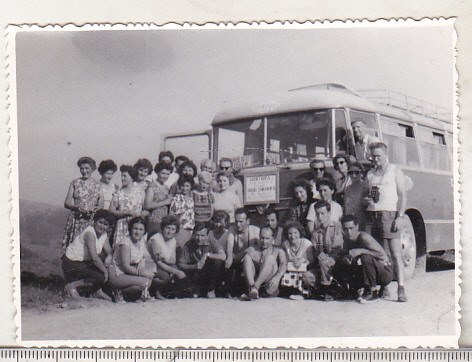 bnk foto Excursionisti langa autocar TV 2 - 1963