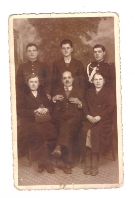 Foto tip CP familie cu militari, interbelica, fara identificare foto