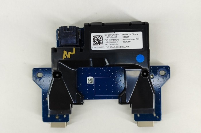 USB TESLA MODEL 3 2019 OEM: 1121700-00-C,35210664 21629788