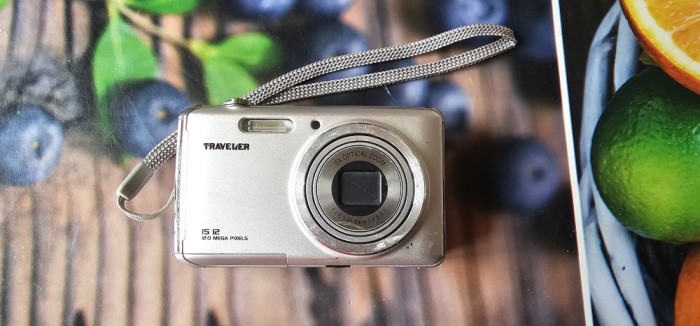 APARAT FOTO DIGITAL TRAVELER IS 12 LA 12.0 MEGA PIXELI FUNCTIONEAZA .