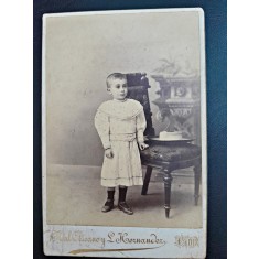 Fotografie pe carton, baietel perioada interbelica