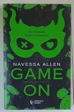 GAME ON , VOLUMUL III DIN SERIA IN INTUNERIC , roman de NAVESSA ALLEN , 2026 *MICI DEFECTE COPERTA