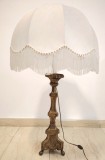 Superbă veioza de dimensiuni mari cu talpa din bronz in stilul Baroc ,abajur din material textil de culoare alb