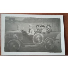 Fotografie tip carte postala, la plimbare cu masina, perioada interbelica