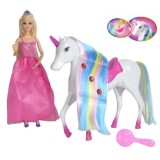 Papusa printesa in rochie lunga roz si coroana argintie in par si un unicorn alb cu o coama lunga in culorile curcubeului cu sa si corn cu lumina