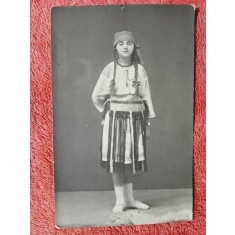 Fotografie tip carte postala, fetita in port popular, 1925