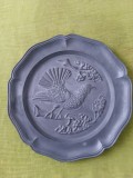 Farfurie decorativa din zinc, scena de vanatoare cu cocos de munte