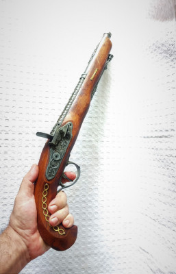 Replica pistol de epoca cu cremene, frumoasa replica din lemn si cositor foto