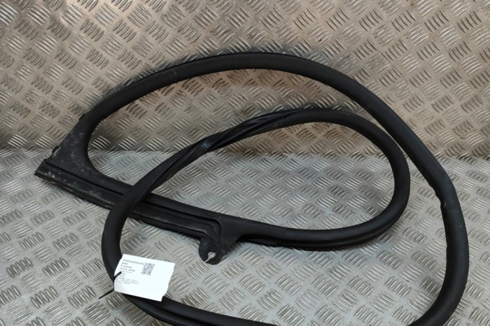 Garnitura ușă dreapta față AUDI E-TRON GT 2022 OEM: 9J1831722A | 23550900