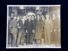 SOSIREA BOXERULUI ITALIAN REGUZZONI IN BUCURESTI , GARA DE NORD , FOTOGRAFIE DE GRUP , FOTOGRAFIE DE IOSIF BERMAN , MONOCROMA, PERIOADA INTERBELICA foto