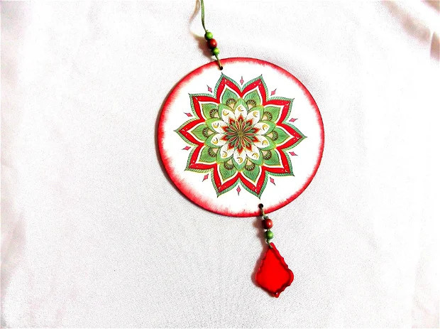 Ornament cu rosu si verde, ornament pe lemn cu mandala 40985