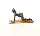 Femeie spaland podele- statueta din bronz pictat ND-38