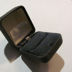 GE - Cutie cutiuta veche pentru bijuterie / la exterior si la interior: catifea