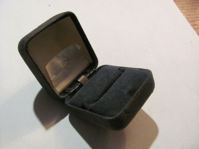 GE - Cutie cutiuta veche pentru bijuterie / la exterior si la interior: catifea foto