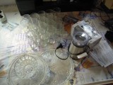 LOT de sticlarie format din 2 platouri pentru servire aperitive cu dim. 26 cm, bol cu diam. 14 cm si 18 pahare tip sonda de 250 ml
