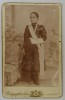 STUDIO PHOTOGRAPHIA NOUA , IASI , PORTRETUL UNEI FETITE CU PREMIU SCOLAR , FOTOGRAFIE C.D.V. , SFARSIT DE SECOL XIX