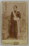 STUDIO PHOTOGRAPHIA NOUA , IASI , PORTRETUL UNEI FETITE CU PREMIU SCOLAR , FOTOGRAFIE C.D.V. , SFARSIT DE SECOL XIX