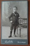 Fotografie tip CDV, baietel cu cizme si esarfa, inceput de secol XX