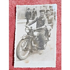 Fotografie tip carte postala, la plimbare cu motocicleta, perioada interbelica