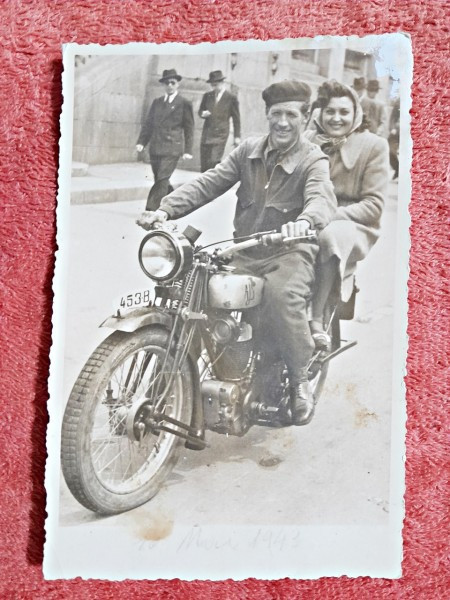 Fotografie tip carte postala, la plimbare cu motocicleta, perioada interbelica