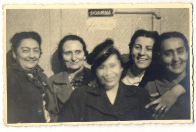 AD 1314 C. P.VECHE- GRUP DE DOAMNE IN TINUTA DE EPOCA , LA O PETRECERE foto