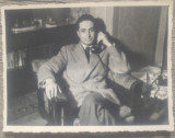 Florin stand in fotoliu si vorbind la telefon// fotografie 1944