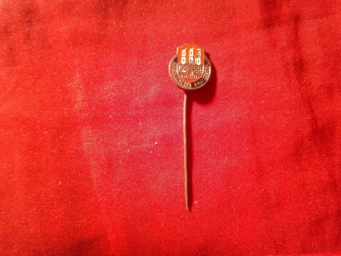 Insigna veche Club Fotbal Slovacia International Bratislava , metal si email , h=1,3cm