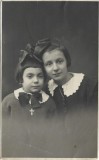 P2960N Fetițe cu funde și lănțișoare cu crucifixuri, studio Victor Gross, Galați, 1923