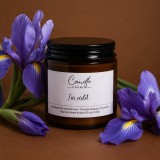 Iris violet &ndash; Lum&acirc;nare parfumată handmade din soia &icirc;n recipient sticlă ambră