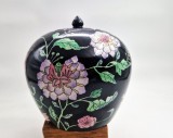 vaza cu capac China anii &#039; 50 H F P Macau emailata motive florale pe fond negru 20 cm inaltime Famille Noir