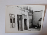 Fotografie dimensiune 6/9 cm cu o casă părăsită din Turnu Măgurele &icirc;n 1967