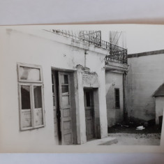 Fotografie dimensiune 6/9 cm cu o casă părăsită din Turnu Măgurele în 1967