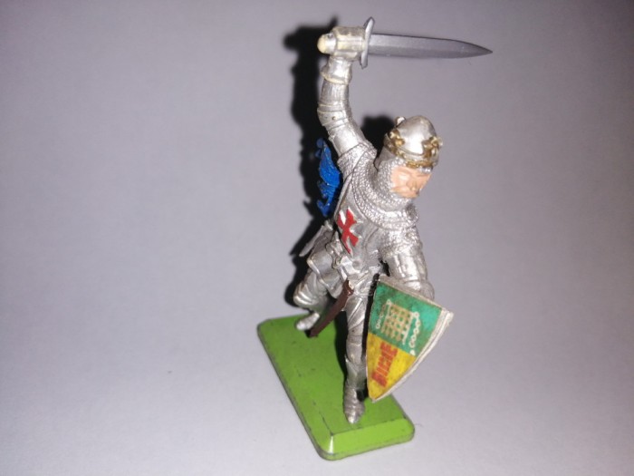 bnk jc Britains Deetail 691 - cavaler cu sabie si scut