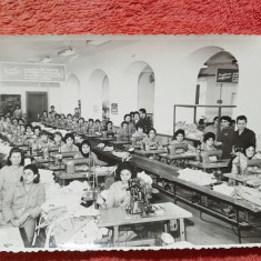 Fotografie, lucratoare la fabrica de confectii, perioada comunista