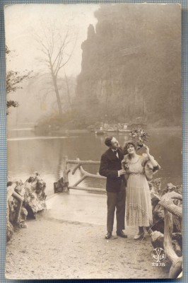 AX 429 CP VECHE- INDRAGOSTITI IN TINUTA DE EPOCA-1919-COM. SLOBOZIA-JUD. R.SARAT foto