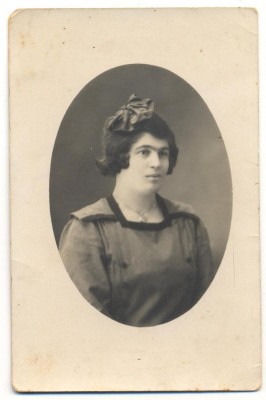 AD 1422 C.P.VECHE- TANARA IN TINUTA DE EPOCA - IN STUDIO FOTO foto
