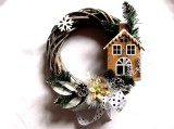 Coronita Craciun Handmade cu Casuta, Fundita, Floare si Con Brad, Diametru 25cm, Decoratiune Sarbatori