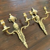Eleganta pereche de aplice de perete pentru lum&acirc;nări (sfeșnice) cu două brațe, realizate din alamă sau bronz