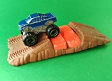 Monster Truck Hot Wheels Matell, Made in China, metal Mc Donald`s Happy Meal 2012.7 cm/ 2.5cm/h 4.5 cm. Rampă din plastic 21 cm / 8 cm/ h 3 cm X