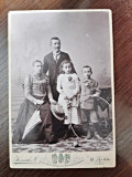 Fotografie parinti cu copii, pe carton, sfarsit de secol XIX