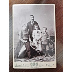 Fotografie parinti cu copii, pe carton, sfarsit de secol XIX