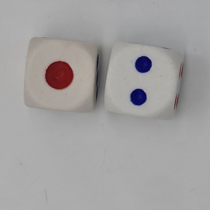 Set 6 zaruri, 12 mm, albe cu puncte albastre si rosii | Okazii.ro