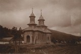 P2350N Biserica Sf&acirc;nta Treime din Azuga &icirc;n timpul construcției, 1902