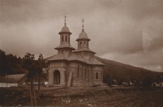 P2350N Biserica Sf&acirc;nta Treime din Azuga &icirc;n timpul construcției, 1902