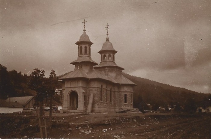 P2350N Biserica Sf&acirc;nta Treime din Azuga &icirc;n timpul construcției, 1902