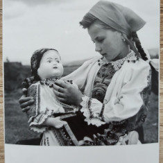 Fetita in port cu papusa, tipuri din Apuseni// fotografie de presa