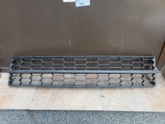 Grilă mijloc bară față Skoda Octavia 3