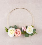Decoratiune suspendata cu flori si cerc auriu, 25 cm